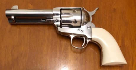 Vendo revolver Pietta single action de 4-3/4 en acero inoxidable calibre 45LC, esta guiado en F y no se 01