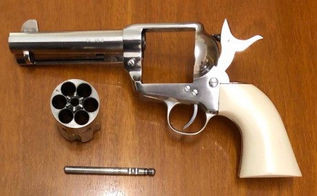 Vendo revolver Pietta single action de 4-3/4 en acero inoxidable calibre 45LC, esta guiado en F y no se 00