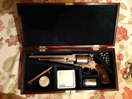 Hola Compañeros: 

 He intentado juntar dos aficiones, el tiro y la ebanistería no se si lo habré conseguido.

 21