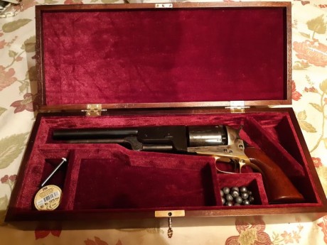 Hola Compañeros: 

 He intentado juntar dos aficiones, el tiro y la ebanistería no se si lo habré conseguido.

 20