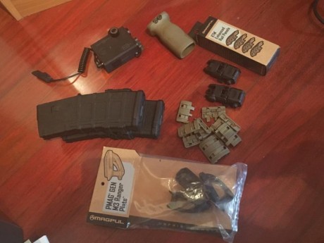 Vendo lote accesorios, para ar15.

laser verde con switch, tipo an/peq

2 cargadores de coleccion magpul 10