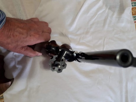 vendo revolver SMITH & WESSON modelo K22 - 17/4 del calibre 22" lr con tambor de 6 tiros

ESTA 11