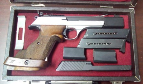 Vendo estupenda pistola alemana, en muy buen estado, marca ERMA cal 32, con dos cargadores, dos contra-pesos, 02