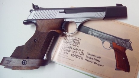 Vendo estupenda pistola alemana, en muy buen estado, marca ERMA cal 32, con dos cargadores, dos contra-pesos, 00