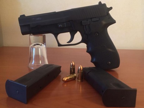 En venta  SIG-SAUER P-226 calibre 9 mm . Se vende con dos cargadores originales, capacidad 15 cartuchos. 02