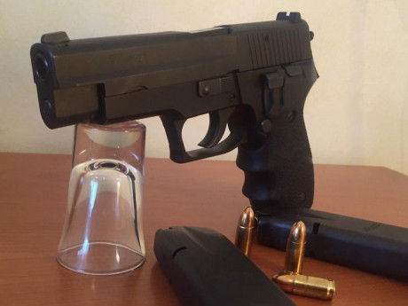 En venta  SIG-SAUER P-226 calibre 9 mm . Se vende con dos cargadores originales, capacidad 15 cartuchos. 01