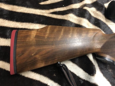 Vendo SAUER s303 classic madera grado 2 seleccionada entre varios rifles, con freno de boca dual break 00