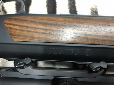 Vendo SAUER s303 classic madera grado 2 seleccionada entre varios rifles, con freno de boca dual break 12