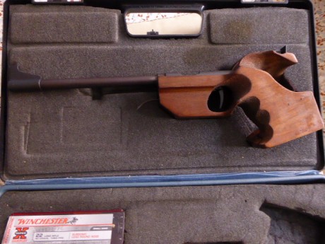 La pistola esta muy entera, a pesar de los años tiene pocos tiros.
Tiene 2 juegos de miras, puntos de 12