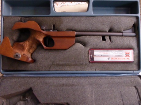 La pistola esta muy entera, a pesar de los años tiene pocos tiros.
Tiene 2 juegos de miras, puntos de 11
