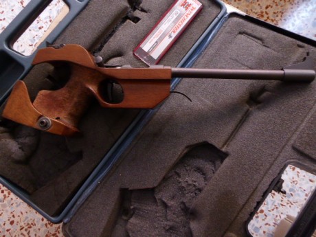 La pistola esta muy entera, a pesar de los años tiene pocos tiros.
Tiene 2 juegos de miras, puntos de 10