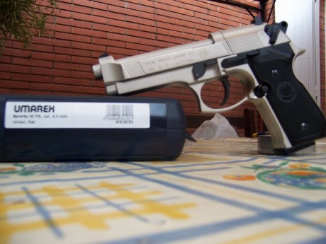 Hola a todos.

Os explico,
tengo una BERETTA 92 FS 4,5mm color nikel que me compre hace cuestion de un 00