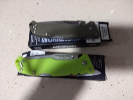 Qué tal, vendo dos navajas cold steel modelo working man , una verde fluorescente y otra verde od, las 02