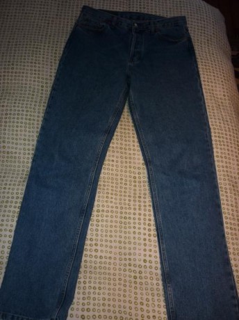 Vendo estos 3 pantalones, 2 vaqueros Levi´s 501 y unos chinos Dockers
-Los primeros son unos Levis 501 02