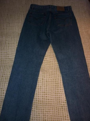 Vendo estos 3 pantalones, 2 vaqueros Levi´s 501 y unos chinos Dockers
-Los primeros son unos Levis 501 01