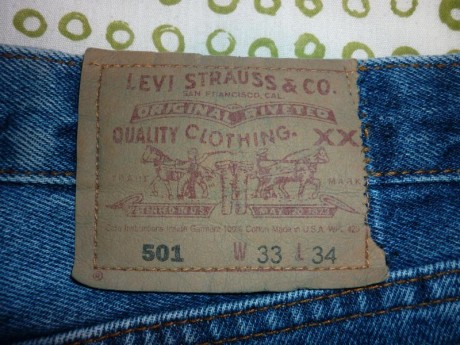 Vendo estos 3 pantalones, 2 vaqueros Levi´s 501 y unos chinos Dockers
-Los primeros son unos Levis 501 00