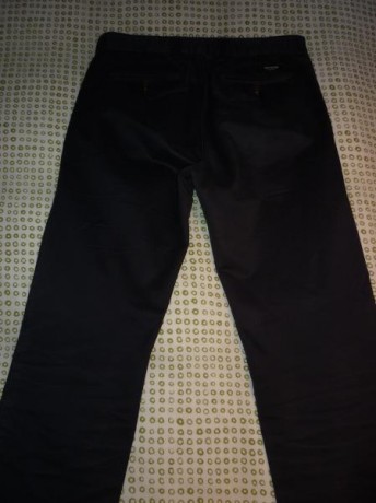 Vendo estos 3 pantalones, 2 vaqueros Levi´s 501 y unos chinos Dockers
-Los primeros son unos Levis 501 21