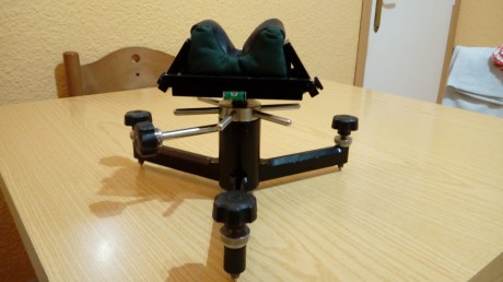 Seguimos liquidando el material de nuestro amigo fallecido. 
Se trata de un tripode de bench rest marca 32