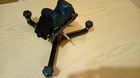 Seguimos liquidando el material de nuestro amigo fallecido. 
Se trata de un tripode de bench rest marca 30