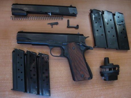 Vendo norinco 1911 a1, con cachas de madera cuadrillada, kit del 9mm, con 3 cargadores del 9mm y 3 del 32