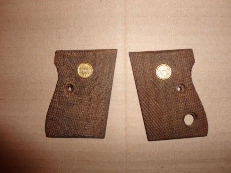 Vendo cachas de madera para Astra 7000 22LR, nuevas a estrenar.  30 € + envío. 01