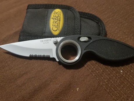 Fallkniven tk3 170€ filo de fábrica, nunca a cortado nada 

Gerber escalada, 50€ filo de fábrica 

Spyderco 00