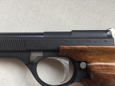 Pistola UNIQUE DES-69 Cal.22lr
Empuñadura de madera, ergonomica y ajustable
Perfecto estado
Incluye Maletín 00