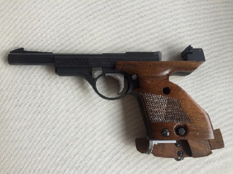Pistola UNIQUE DES-69 Cal.22lr
Empuñadura de madera, ergonomica y ajustable
Perfecto estado
Incluye Maletín 11