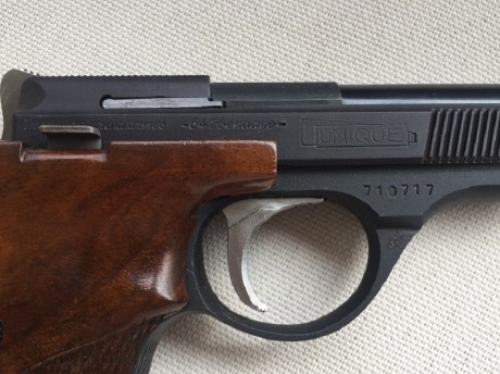 Pistola UNIQUE DES-69 Cal.22lr
Empuñadura de madera, ergonomica y ajustable
Perfecto estado
Incluye Maletín 10