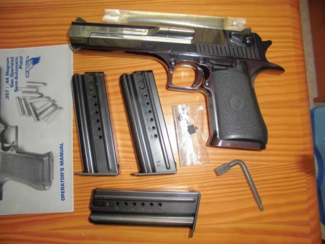 Hola compañeros,
  VENDIDA, GRACIAS  . Desert Eagle .357, la adquirí aquí mismo en el foro y después de 01