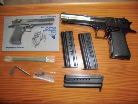 Hola compañeros,
  VENDIDA, GRACIAS  . Desert Eagle .357, la adquirí aquí mismo en el foro y después de 00