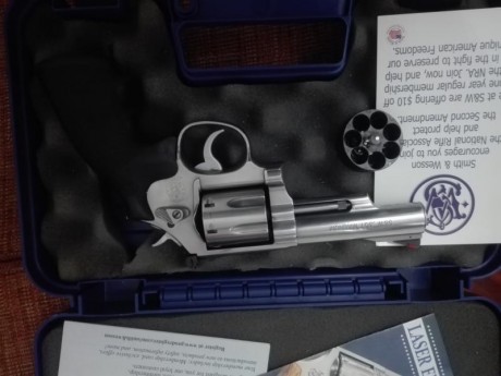 Se vende revolver smith & wesson modelo 620,  calibre 357, con su maletin original y un cargador rápido. 10