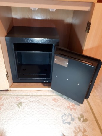 Un compañero que se retira del tiro ( por enfermedad ) vende su armero grado III según norma UNE 1143-1.
Dimensiones 01