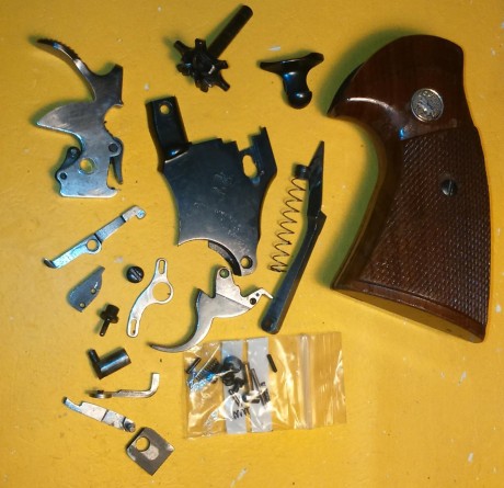 Vendo cachas y las piezas que salen en las fotografías. 100€ gastos incluidos.

whatsapp, teléfono 620 01