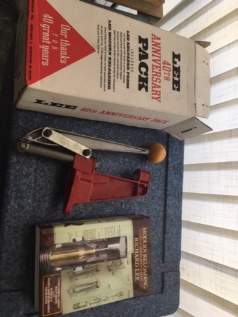 Vendo el pack de Lee por su 40 aniversario, incluye máquina de recarga y el libro de recarga de Richard 00