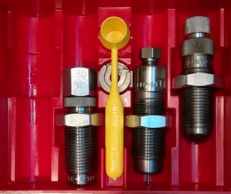 Hola Compañeros.
Vendo DIES Lee  32 Smith & Wesson sin estrenar 25 €.
Llevan tiempo en la estantería 02