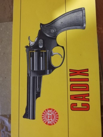 Hola. Un amigo vende éste revolver. Está en Guipuzcoa. 100€ portes incluidos. Está el licencia "F". 01