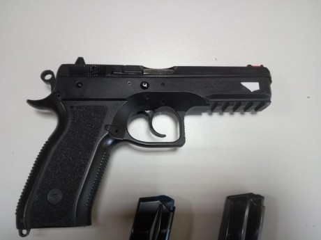 Se vende pistola 9 mm Cz Sp01 Phantom. 

Punto de mira de fibra. Dos cargadores y con extensor de cargador. 02