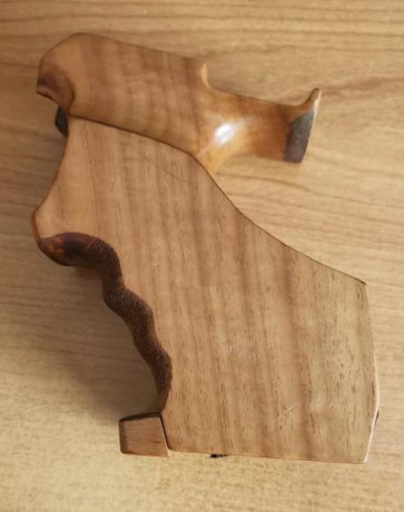 Vendo esta cacha diestra para Pardini SP, como se puede apreciar en las fotos está retocada, la talla 01