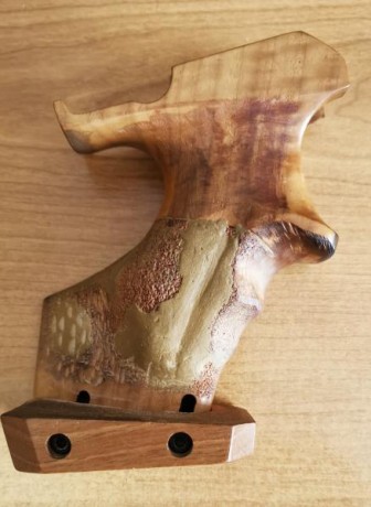 Vendo esta cacha diestra para Pardini SP, como se puede apreciar en las fotos está retocada, la talla 00