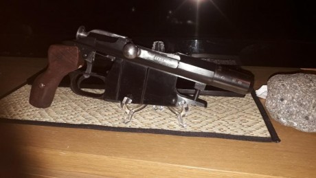 Un fusil  de cerrojo ruso mosin nagant, con el cañón cortado, conocido como obrez. Históricamente aparecen 01