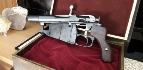Un fusil  de cerrojo ruso mosin nagant, con el cañón cortado, conocido como obrez. Históricamente aparecen 00