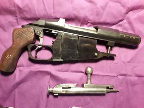 Un fusil de cerrojo ruso mosin nagant, con el cañón cortado, conocido como obrez. Históricamente aparecen 02