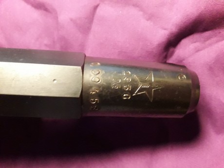 Un fusil de cerrojo ruso mosin nagant, con el cañón cortado, conocido como obrez. Históricamente aparecen 01