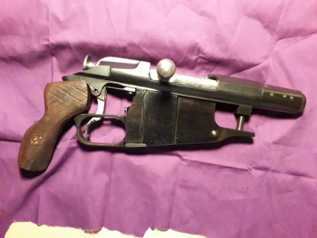 Un fusil de cerrojo ruso mosin nagant, con el cañón cortado, conocido como obrez. Históricamente aparecen 00