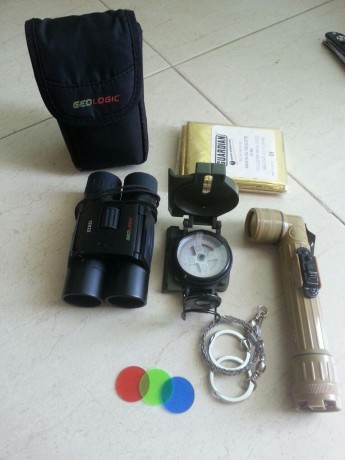 Vendo kit acamapda compuesto de:

2 mantas termicas, una grande y otra mediana
Brujula
mini sierra cadena
Linterna 01