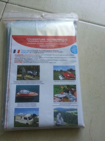 Vendo kit acamapda compuesto de:

2 mantas termicas, una grande y otra mediana
Brujula
mini sierra cadena
Linterna 00