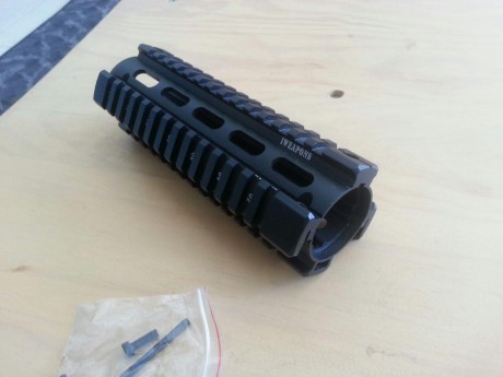 Guardamanos Israely weapons en aluminio para carabina(mide 17cm), sin usar, sistituye al original de plastico.

Creo 01