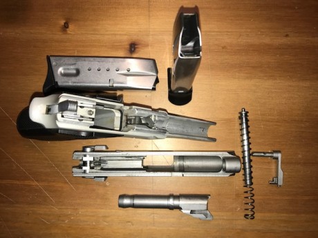 Vendo Smith and Wesson 6906 calibre 9mm parabellum, precio 200 euros.

Entrego dos cargadores originales 02