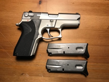 Vendo Smith and Wesson 6906 calibre 9mm parabellum, precio 200 euros.

Entrego dos cargadores originales 01